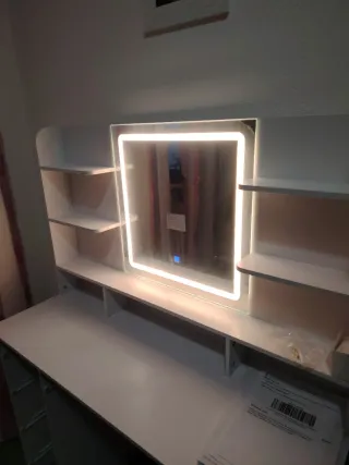 Postazione trucco con specchio luminoso