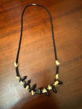 Collare donna con perle nere e dettagli