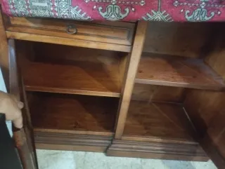 Credenza in legno con tessuto