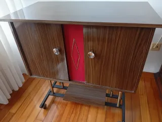 Mesa TV vintage madera y metal