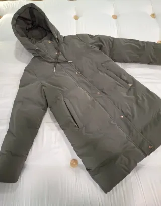 Abrigo plumífero Zara verde oliva