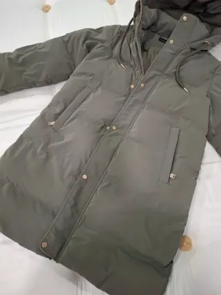 Abrigo plumífero Zara verde oliva