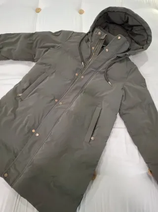 Abrigo plumífero Zara verde oliva