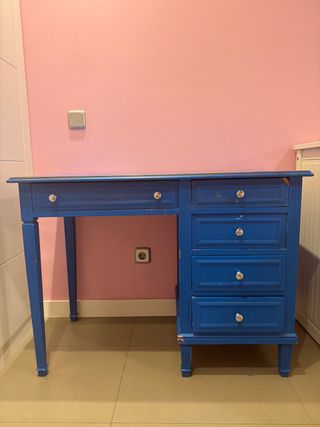 Escritorio antiguo de muy buena madera pintado