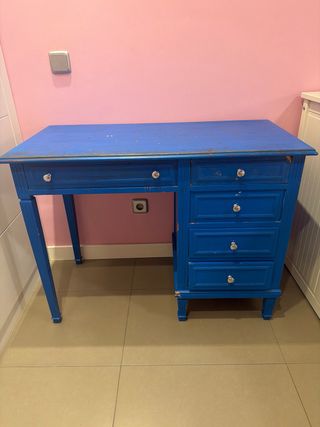 Escritorio antiguo de muy buena madera pintado