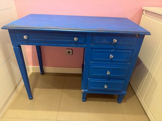 Escritorio antiguo de muy buena madera pintado