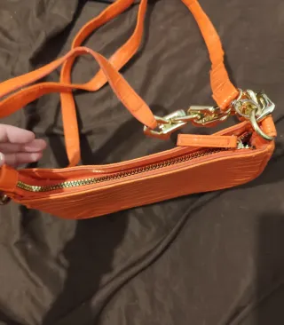 Bolso naranja efecto piel cocodrilo