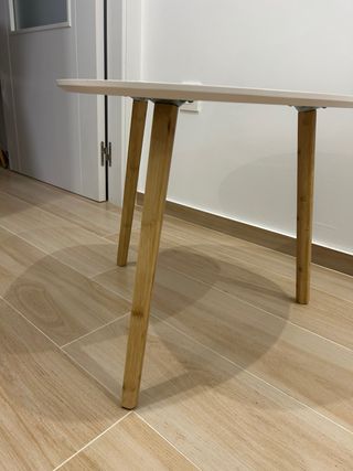 Mesa auxiliar blanca y madera