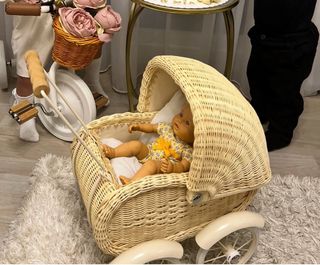 Carrito de paseo para muñeca de mimbre