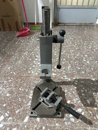 Columna para taladro con tornillo de banco