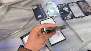 iPhone 13 Pro max 256gb Verde con 5 Fundas