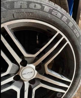 Gomme auto con cerchi