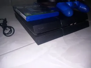 PS4 (PlayStation 4) + 3 Juegos + Auriculares