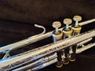 Tromba Bach 37 con incisioni