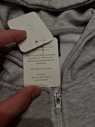 Sudadera Corteiz gris con cremallera