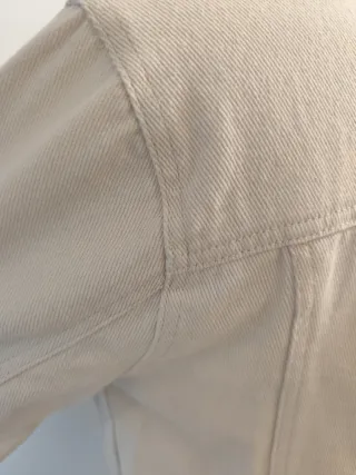 Chaqueta vaquera cropped beige botones