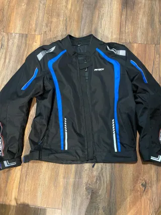 Chaqueta Moto Negra con Detalles Azules