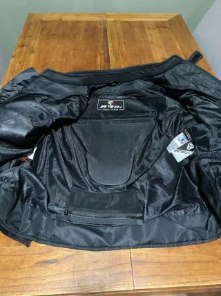 Chaqueta Moto Negra con Detalles Azules