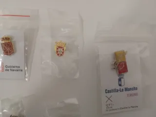 Lote 16 pins escudo y emblemas