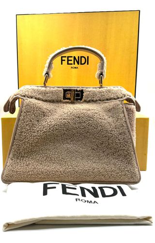 Borsa Fendi Peekaboo media in shearling beige
