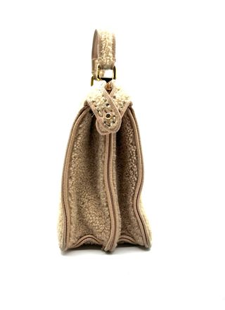 Borsa Fendi Peekaboo media in shearling beige