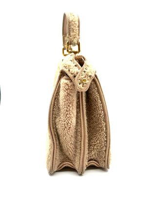 Borsa Fendi Peekaboo media in shearling beige