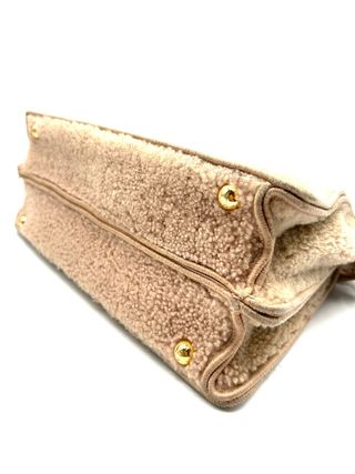 Borsa Fendi Peekaboo media in shearling beige