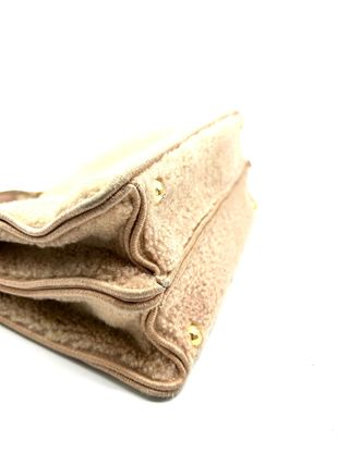 Borsa Fendi Peekaboo media in shearling beige