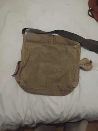 Bandolera de lona con tachuelas