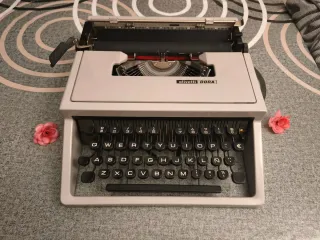 Máquina de escribir Olivetti Dora