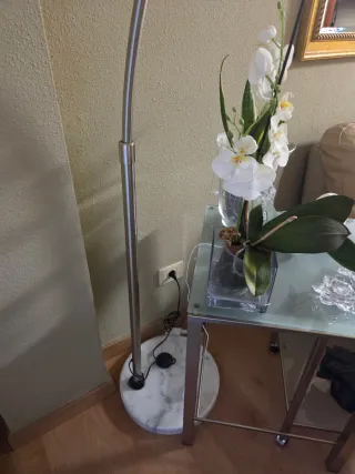 Lámpara de pie moderna marrón y plateada