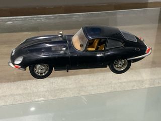 Coche miniatura Jaguar negro