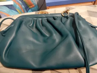 Bolso de mano con cadena dorada