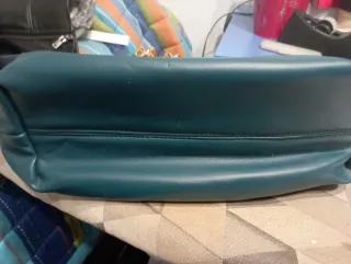 Bolso de mano con cadena dorada
