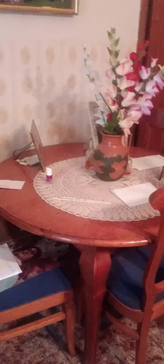 Mesa de comedor y 4 sillas