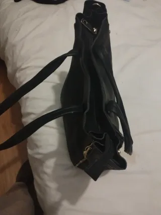 Bolso negro con cremalleras doradas