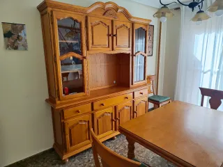 Mueble alacena, mesa y 6 sillas de madera