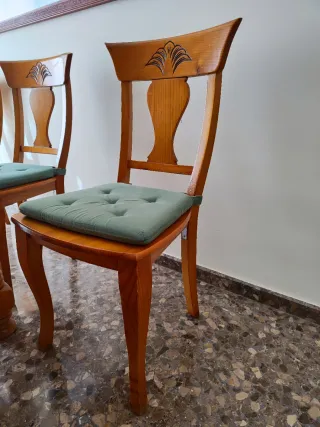 Mueble alacena, mesa y 6 sillas de madera