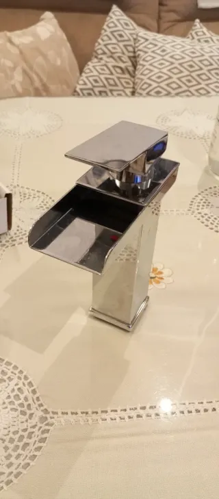 Grifo de lavabo moderno plateado