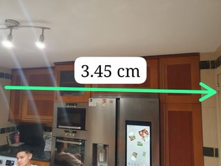 Cocina de chalet con horno y microondas