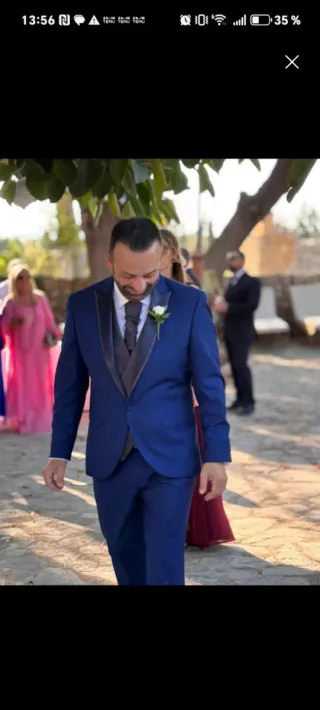 Traje de novio azul