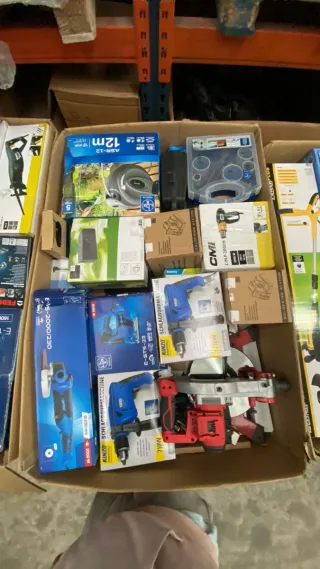 Palet de herramientas: taladros, sierras, lijadora