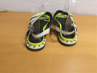 Sandalias planas blancas con tachuelas