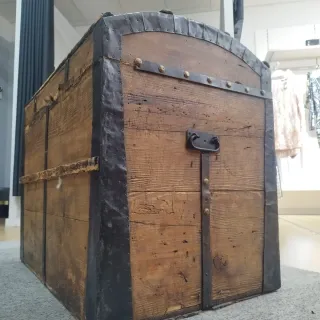 Baúl antiguo de madera