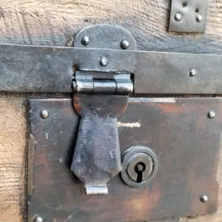 Baúl antiguo de madera