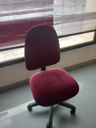 Silla de oficina roja de tela