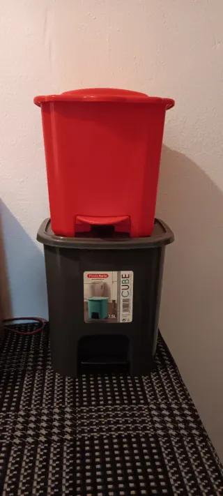 Papeleras Plastic Forte gris y roja las 2 x 5€