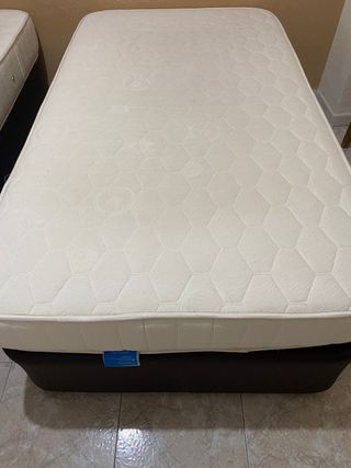 Urge!! Vendo Colchón y Canapé de piel