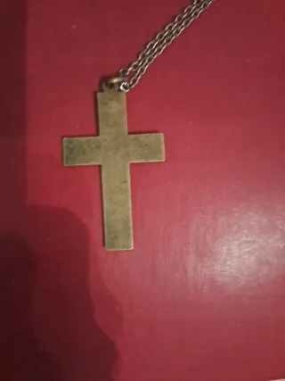 Cruz antigua dorada con cadena