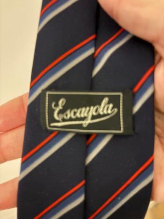 Corbata de rayas azul y roja